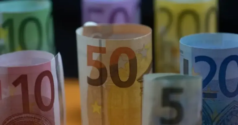 Η πληρωμή στο τέλος του μήνα αφορά τη μεγάλη πλειονότητα των προνοιακών παροχών, όπως το Επίδομα Στέγασης και το Ελάχιστο Εγγυημένο Εισόδημα, καλύπτοντας εκατοντάδες χιλιάδες νοικοκυριά.