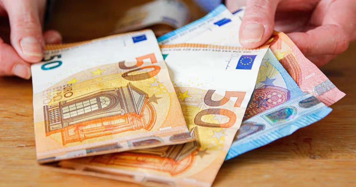 Η πίστωση αφορά περισσότερους από 700.000 δικαιούχους, με την καταβολή των ποσών να ολοκληρώνεται σταδιακά ανάλογα με την τράπεζα που διατηρεί λογαριασμό ο κάθε πολίτης.