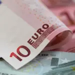 Επειδή η διασταύρωση των στοιχείων γίνεται αυτόματα μέσω των φορολογικών δηλώσεων (Ε1) στην ΑΑΔΕ, οποιαδήποτε αυξομείωση στο καθαρό δηλωθέν εισόδημα λόγω νέων συντελεστών, αφορολογήτου ή τεκμηρίων επηρεάζει απευθείας το συμπληρωματικό ποσό που πιστώνεται κάθε μήνα στους δικαιούχους.