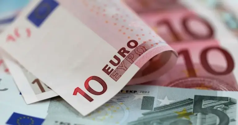 Επειδή η διασταύρωση των στοιχείων γίνεται αυτόματα μέσω των φορολογικών δηλώσεων (Ε1) στην ΑΑΔΕ, οποιαδήποτε αυξομείωση στο καθαρό δηλωθέν εισόδημα λόγω νέων συντελεστών, αφορολογήτου ή τεκμηρίων επηρεάζει απευθείας το συμπληρωματικό ποσό που πιστώνεται κάθε μήνα στους δικαιούχους.