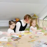Σε περίπτωση που διαπιστώθηκε λάθος στο εκκαθαριστικό σημείωμα της συζύγου, η διορθωμένη πράξη διοικητικού προσδιορισμού φόρου υποβάλλεται ηλεκτρονικά στην πλατφόρμα της ΕΕΤΑΑ κατά τη διάρκεια της περιόδου των ενστάσεων, συνοδευόμενη από τη σχετική υπεύθυνη δήλωση και τα απαραίτητα δικαιολογητικά.