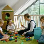 Οι γονείς που υποβάλλουν αίτηση για voucher ΕΣΠΑ δικαιούνται να κάνουν παράλληλα αίτηση και απευθείας στους δημοτικούς παιδικούς σταθμούς, ωστόσο η τελική εγγραφή του παιδιού μπορεί να ολοκληρωθεί σε μία μόνο δομή, είτε δημοτική είτε ιδιωτική.