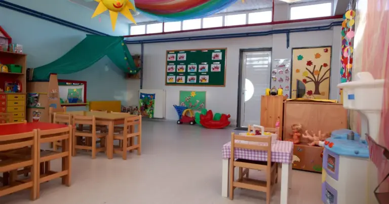 Η κατοχή του voucher δίνει στο γονέα την απόλυτη ελευθερία να επιλέξει τη δομή που εξυπηρετεί καλύτερα τις ανάγκες της οικογένειας, αρκεί αυτή να συμμετέχει στο πρόγραμμα της ΕΕΤΑΑ και να διαθέτει κενή θέση.