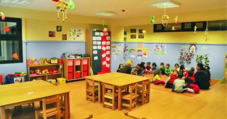 Η παράλληλη υποβολή αιτήσεων αποτελεί συνήθη πρακτική για την εξασφάλιση θέσης, καθώς η κατοχή voucher δεν εγγυάται αυτόματα θέση στον σταθμό της πρώτης επιλογής.