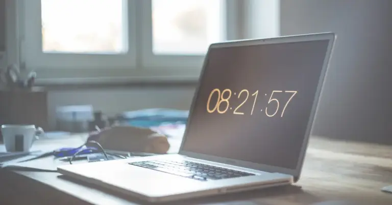 Αυστηρά πρόστιμα έως 10.000 ευρώ ανά εργαζόμενο επιβάλλονται πλέον στους εργοδότες που απαιτούν ή επιτρέπουν check-in στην Ψηφιακή Κάρτα Εργασίας εκτός του δηλωμένου ωραρίου απασχόλησης. Η ανεξάρτητη αρχή Επιθεώρηση Εργασίας σφίγγει τον κλοιό γύρω από τις καταστρατηγήσεις του ωραρίου, αντιμετωπίζοντας την απόκλιση μεταξύ δηλωμένης βάρδιας και πραγματικού χρόνου εργασίας ως σοβαρότατη παράβαση.