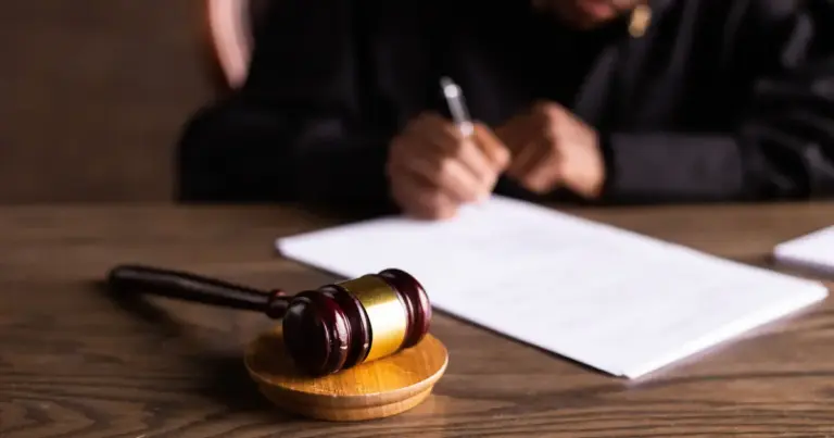 Αυστηρά διοικητικά πρόστιμα που φτάνουν έως και τα 10.500 ευρώ ανά εργαζόμενο επιβάλλει η Επιθεώρηση Εργασίας στους εργοδότες που απαιτούν ή επιτρέπουν τη σήμανση της Ψηφιακής Κάρτας Εργασίας (check-in / check-out) εκτός των ορίων του δηλωμένου ωραρίου στο σύστημα ΕΡΓΑΝΗ ΙΙ.