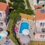 Οι επιθεωρητές ελέγχουν επί τόπου αν η πραγματική παρουσία και το ωράριο των εργαζομένων (υποδοχή, καθαριότητα, συντήρηση) ταυτίζονται δευτερόλεπτο προς δευτερόλεπτο με τις «ψηφιακές σημάνσεις» στο σύστημα Ergani II.