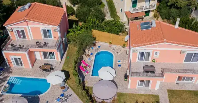 Οι επιθεωρητές ελέγχουν επί τόπου αν η πραγματική παρουσία και το ωράριο των εργαζομένων (υποδοχή, καθαριότητα, συντήρηση) ταυτίζονται δευτερόλεπτο προς δευτερόλεπτο με τις «ψηφιακές σημάνσεις» στο σύστημα Ergani II.