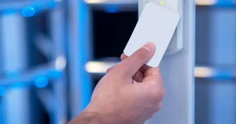 Σε σαρωτικούς ελέγχους σε όλες τις τουριστικές περιοχές της χώρας προχωρούν τα κλιμάκια της Επιθεώρησης Εργασίας (ΣΕΠΕ), βάζοντας στο στόχαστρο τη σωστή χρήση της Ψηφιακής Κάρτας Εργασίας πριν την ολοκλήρωση της θερινής σεζόν του 2026.