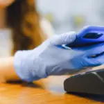 Σε περίπτωση τεχνικής βλάβης του συστήματος myErgani ή διακοπής ρεύματος και διαδικτύου, ο εργοδότης υποχρεούται να καταγράφει χειρόγραφα την ώρα προσέλευσης και αποχώρησης, διασφαλίζοντας πλήρως τα δικαιώματα και τις αμοιβές των εργαζομένων για τις ώρες που εργάστηκαν.