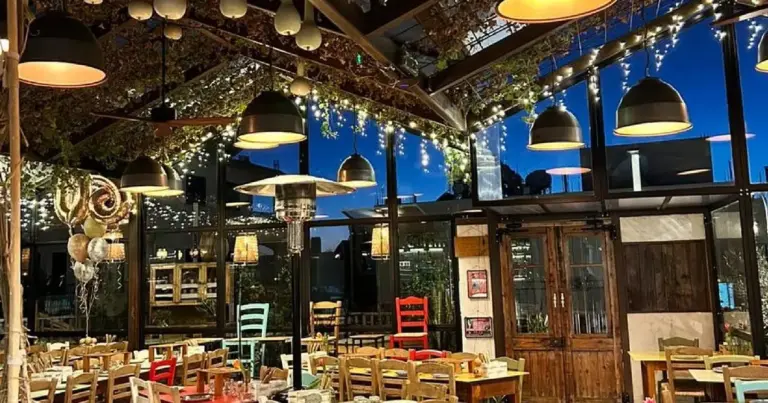 Τα ειδικά κλιμάκια ελεγκτών επικεντρώνονται σε νησιωτικούς και δημοφιλείς ηπειρωτικούς προορισμούς, βάζοντας στο στόχαστρο την υποδηλωμένη εργασία και τις μη δηλωμένες υπερωρίες σε μια περίοδο αυξημένου φόρτου.