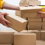 Οι ελεγκτικοί μηχανισμοί εστιάζουν στις ώρες αιχμής της διανομής, όπου καταγράφονται συχνά αποκλίσεις ανάμεσα στον πραγματικό χρόνο εργασίας και τα «χτυπήματα» της κάρτας.