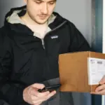 Σαρωτικούς ελέγχους διεξάγει η Επιθεώρηση Εργασίας (ΣΕΠΕ) σε εταιρείες ταχυμεταφορών και courier, εστιάζοντας στην ορθή εφαρμογή της Ψηφιακής Κάρτας Εργασίας κατά τις ώρες αιχμής και την πρόληψη της αδήλωτης υπερωριακής απασχόλησης.