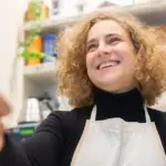 Η Ψηφιακή Κάρτα Εργασίας καταγράφει πλέον σε πραγματικό χρόνο την παράλληλη απασχόληση των εργαζομένων σε δύο διαφορετικούς εργοδότες, διασφαλίζοντας την αυστηρή τήρηση του ανώτατου ορίου των 13 ωρών εργασίας την ημέρα.