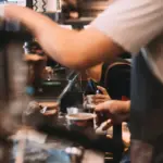 Οι εργαζόμενοι που απασχολούνται παράλληλα σε περισσότερους από έναν εργοδότες υποχρεούνται να χρησιμοποιούν τη Ψηφιακή Κάρτα Εργασίας ξεχωριστά για κάθε εργασιακή σχέση, με το Πληροφοριακό Σύστημα ΕΡΓΑΝΗ ΙΙ να διασταυρώνει αυτόματα τις σημάνσεις εισόδου και εξόδου για τη διασφάλιση των ανώτατων ορίων ημερήσιας απασχόλησης και της υποχρεωτικής 11ωρης ανάπαυσης.