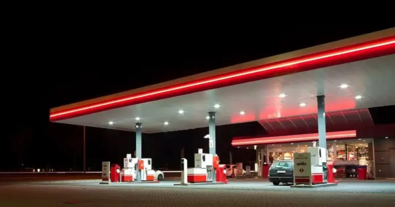 Η ιδιαιτερότητα του κλάδου, με τη λειτουργία σε συνεχές ή διευρυμένο ωράριο (συχνά σε 24ωρη βάση), τις νυχτερινές βάρδιες και την απασχόληση τα Σαββατοκύριακα, καθιστά την αυστηρή τήρηση της ψηφιακής σήμανσης απαραίτητη για την αποφυγή βαριών κυρώσεων.