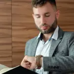 Η εφαρμογή της Ψηφιακής Κάρτας Εργασίας στο προσωπικό υποδοχής των τουριστικών καταλυμάτων καταγράφει πλέον σε πραγματικό χρόνο κάθε λεπτό προσέλευσης, αποχώρησης και αλλαγής βάρδιας στο σύστημα ΕΡΓΑΝΗ ΙΙ, βάζοντας τέλος στις αδήλωτες υπερωρίες και τα λανθασμένα ωράρια στη ρεσεψιόν.