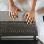 Ξεκινά τις αμέσως επόμενες ημέρες η διαδικασία υποβολής ηλεκτρονικών αιτήσεων για την εισαγωγή στις ΣΑΕΚ (πρώην Δημόσια ΙΕΚ) για το κατάρτιση 2026-2027, προσφέροντας δεκάδες δωρεάν ειδικότητες με υψηλή ζήτηση στην αγορά εργασίας.