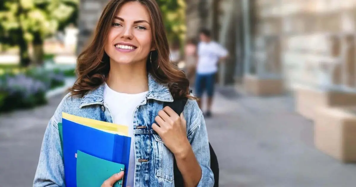 Το πρόγραμμα σπουδών στις δημόσιες ΣΑΕΚ διαρκεί συνολικά 5 εξάμηνα, εκ των οποίων τα τέσσερα αφορούν τη θεωρητική και εργαστηριακή κατάρτιση και το πέμπτο την υποχρεωτική πρακτική άσκηση.