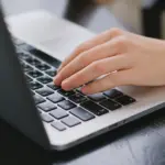 Άμεση διέξοδο για δωρεάν επαγγελματική κατάρτιση και απόκτηση αναγνωρισμένου διπλώματος Επιπέδου 5 (Level 5) προσφέρει το παράλληλο μηχανογραφικό δελτίο, επιτρέποντας στους υποψηφίους των Πανελλαδικών Εξετάσεων 2026 να διεκδικήσουν μια θέση στις Δημόσιες ΣΑΕΚ (πρώην ΙΕΚ) της χώρας.
