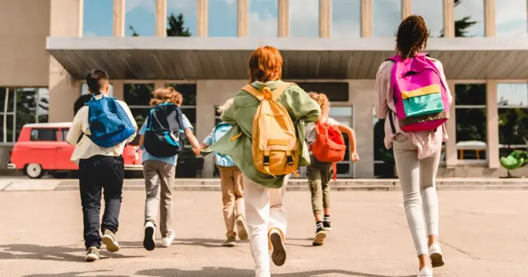 Η πρώτη περίοδος από την 1η έως τις 10 Σεπτεμβρίου αφιερώνεται αποκλειστικά σε συνεδριάσεις των συλλόγων διδασκόντων, στον προγραμματισμό του εκπαιδευτικού έργου, την ανάληψη υπηρεσίας των αναπληρωτών και την προετοιμασία των σχολικών μονάδων.