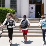 To πρώτο κουδούνι για τη σχολική χρονιά 2026-2027 χτυπά την Παρασκευή 11 Σεπτεμβρίου 2026, ημέρα κατά την οποία θα πραγματοποιηθεί ο καθιερωμένος αγιασμός σε όλα τα νηπιαγωγεία, δημοτικά, γυμνάσια και λύκεια της χώρας.