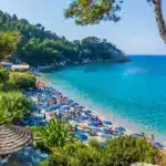 Η διαδικασία αφορά την έκδοση άυλης ψηφιακής χρεωστικής κάρτας για την επιδότηση διαμονής σε τουριστικά καταλύματα της χώρας, με αυξημένα ποσά που φτάνουν έως και τα 600 ευρώ.