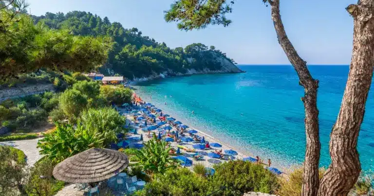 Η διαδικασία αφορά την έκδοση άυλης ψηφιακής χρεωστικής κάρτας για την επιδότηση διαμονής σε τουριστικά καταλύματα της χώρας, με αυξημένα ποσά που φτάνουν έως και τα 600 ευρώ.