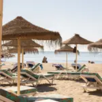 Για το πρόγραμμα «Τουρισμός για Όλους 2026-2027», η υποβολή αιτήσεων είναι πλέον ανοιχτή για όλα τα ΑΦΜ χωρίς κανέναν περιορισμό στο τελευταίο ψηφίο, πράγμα που σημαίνει ότι όλοι οι δικαιούχοι, ακόμη και αν χάσατε τη σειρά σας τις προηγούμενες ημέρες, μπορείτε να κάνετε την αίτησή σας έως την Παρασκευή 21 Αυγούστου 2026.