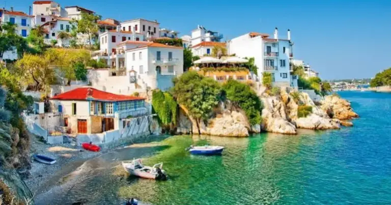 Η ενεργοποίηση της άυλης ψηφιακής κάρτας για το πρόγραμμα Τουρισμός για Όλους 2026 ολοκληρώνεται σε λίγα μόλις λεπτά απευθείας από το smartphone σας, μέσω του συνδέσμου που λαμβάνετε με SMS και e-mail μόλις ολοκληρωθεί η διαδικασία της κλήρωσης. Με τη χρήση της κάρτας, οι δικαιούχοι μπορούν να καλύψουν τα έξοδα διαμονής τους σε κάθε τουριστικό κατάλυμα της χώρας, πραγματοποιώντας ανέπαφες συναλλαγές μέσω του ψηφιακού πορτοφολιού της επιλογής τους.