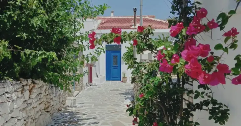Μετά την ολοκλήρωση της κλήρωσης και την έγκριση των αιτήσεων, οι δικαιούχοι καλούνται να προσθέσουν την ψηφιακή κάρτα στο ηλεκτρονικό τους πορτοφόλι (Google Pay ή Apple Wallet), ώστε να πραγματοποιούν ανεπαφες συναλλαγές στα POS των καταλυμάτων.