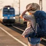 Η πίστωση του ποσού γίνεται στον τραπεζικό φορέα που επέλεξε ο δικαιούχος κατά την αίτηση (όπως Viva Wallet, Eurobank ή Alpha Bank), ενώ η κάρτα χρησιμοποιείται αποκλειστικά σε τουριστικές επιχειρήσεις και καταλύματα σε όλη τη χώρα.