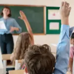 Η νέα ψηφιακή διαδικασία απαλλάσσει χιλιάδες αναπληρωτές εκπαιδευτικούς και μέλη ΕΕΠ-ΕΒΠ από τη γραφειοκρατία των μετακινήσεων και τις ατελείωτες ουρές της πρώτης μέρας του σχολικού έτους.