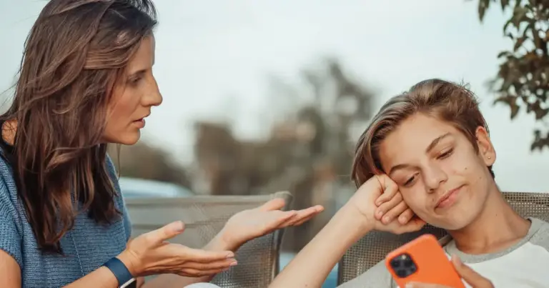 Η ψηφιακή πλατφόρμα e-Parents του Υπουργείου Παιδείας επιτρέπει πλέον στους γονείς και κηδεμόνες να παρακολουθούν σε πραγματικό χρόνο τις απουσίες, τη βαθμολογία και τη συνολική εικόνα της φοίτησης των παιδιών τους απευθείας από το κινητό ή τον υπολογιστή τους.
