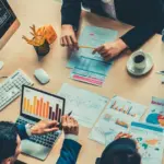 Με τη χρήση αλγορίθμων τεχνητής νοημοσύνης και προηγμένων εργαλείων ανάλυσης δεδομένων (data analytics), ο ελεγκτικός μηχανισμός διασταυρώνει αυτόματα τα εκδοθέντα παραστατικά με τα δηλωθέντα εισοδήματα, τις δαπάνες και τις τραπεζικές ροές, εστιάζοντας ιδιαίτερα στον ευάλωτο τομέα της παροχής υπηρεσιών όπου η φυσική υπόσταση της συναλλαγής είναι δυσκολότερο να αποδειχθεί.