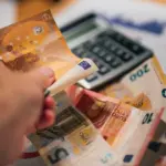 Οι επιστροφές φόρου εισοδήματος πιστώνονται πλέον άμεσα και αυτόματα στους τραπεζικούς λογαριασμούς των φορολογουμένων, χωρίς να απαιτείται καμία ενέργεια ή υποβολή αίτησης στην ΑΑΔΕ.