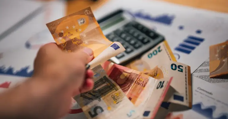 Οι επιστροφές φόρου εισοδήματος πιστώνονται πλέον άμεσα και αυτόματα στους τραπεζικούς λογαριασμούς των φορολογουμένων, χωρίς να απαιτείται καμία ενέργεια ή υποβολή αίτησης στην ΑΑΔΕ.