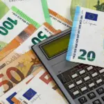 Με την ενεργοποίηση αυτοματοποιημένων αλγορίθμων, ο ελεγκτικός μηχανισμός ξεκαθαρίζει ποιοι δικαιούχοι θα λάβουν αμέσως τα χρήματα στον τραπεζικό τους λογαριασμό και ποιοι θα περάσουν από το «κόσκινο» της ΔΟΥ πριν την αποδέσμευση των ποσών.