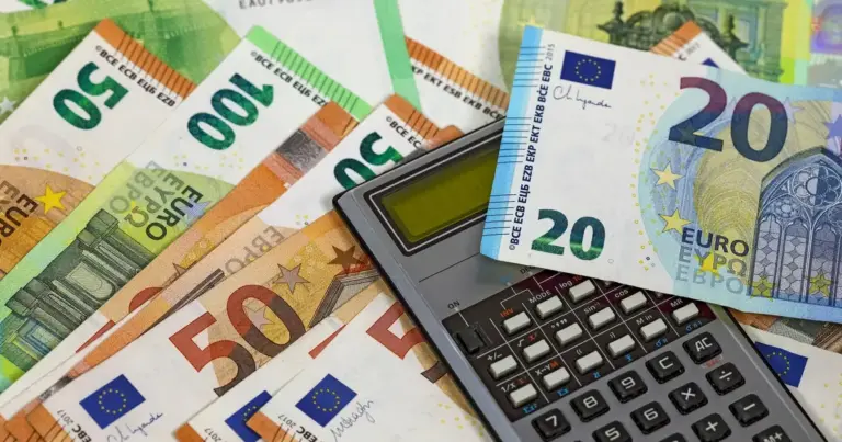 Με την ενεργοποίηση αυτοματοποιημένων αλγορίθμων, ο ελεγκτικός μηχανισμός ξεκαθαρίζει ποιοι δικαιούχοι θα λάβουν αμέσως τα χρήματα στον τραπεζικό τους λογαριασμό και ποιοι θα περάσουν από το «κόσκινο» της ΔΟΥ πριν την αποδέσμευση των ποσών.