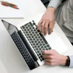 Η διαδικασία τακτοποίησης εξαρτάται από το αν η συναλλαγή πραγματοποιήθηκε μέσω Φορολογικού Ηλεκτρονικού Μηχανισμού (ΦΗΜ), παρόχου ηλεκτρονικής τιμολόγησης ή χειρόγραφης καταχώρισης.