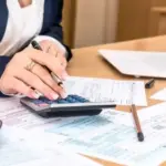 Με την καθολική εφαρμογή των διασυνδεδεμένων ΦΗΜ (ταμειακών μηχανών/POS) και του myDATA το 2026, οι αποκλίσεις ανάμεσα στα στοιχεία που διαβιβάζονται και στις πραγματικές συναλλαγές εντοπίζονται αυτόματα, καθιστώντας τις άμεσες διορθώσεις υποχρεωτικές για την αποφυγή προστίμων.