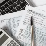 Η διαδικασία αποκατάστασης των στοιχείων διαφοροποιείται ανάλογα με το αν το σφάλμα αφορά την αρχική έκδοση του παραστατικού, την εκπρόθεσμη διαβίβαση ή τη λανθασμένη επιλογή του συντελεστή παρακράτησης (π.χ. φόρος εργολάβων, αμοιβές διοίκησης, δικαιώματα).