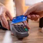 Οι ελεγκτικοί μηχανισμοί αξιοποιούν ειδικά λογισμικά διασταύρωσης στοιχείων σε πραγματικό χρόνο, εντοπίζοντας άμεσα όσους εκδίδουν αποδείξεις χωρίς τη σχετική σήμανση διασύνδεσης ή εισπράττουν μέσω POS χωρίς την ταυτόχρονη έκδοση παραστατικού.