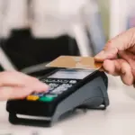 Οι έλεγχοι επικεντρώνονται στην αποτροπή φαινομένων απόκρυψης τζίρου, μη έκδοσης αποδείξεων και χρήσης μη εγκεκριμένων ή «πειραγμένων» λογισμικών.