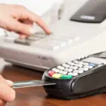 Η φορολογική διοίκηση αξιοποιεί ψηφιακά εργαλεία και επιτόπιες εφόδους για να εντοπίσει επαγγελματίες που εξακολουθούν να εισπράττουν με κάρτες χωρίς η συναλλαγή να περνά αυτόματα στην ταμειακή μηχανή, παραβιάζοντας το ισχύον θεσμικό πλαίσιο.