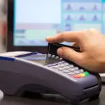 Οι ελεγκτικοί μηχανισμοί αξιοποιούν ειδικό λογισμικό και διασταυρώσεις δεδομένων σε πραγματικό χρόνο, εστιάζοντας σε καταστήματα λιανικής, εστίαση και παρόχους υπηρεσιών όπου διαπιστώνονται αποκλίσεις μεταξύ των εισπράξεων με κάρτα και των εκδοθέντων παραστατικών.