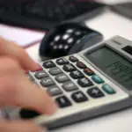 Για τους εργαζόμενους στον κινηματογράφο και την τηλεόραση, ο υπολογισμός των ενσήμων για το ειδικό εποχικό βοήθημα της ΔΥΠΑ βασίζεται στον συντελεστή 1,2, που σημαίνει ότι κάθε πραγματική ημέρα εργασίας προσαυξάνεται κατά 20% στον συνολικό υπολογισμό των απαιτούμενων ημερών ασφάλισης.