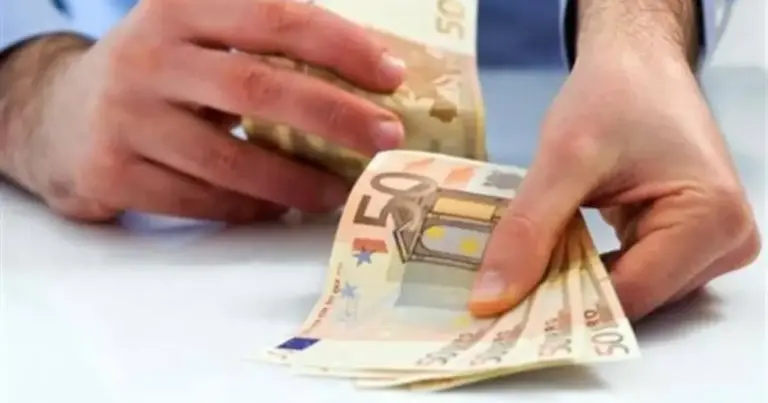 Οι εργαζόμενοι σε τουριστικά γραφεία δικαιούνται το ειδικό εποχικό βοήθημα της ΔΥΠΑ εφόσον έχουν πραγματοποιήσει από 50 έως 210 ημερομίσθια στον κλάδο κατά το προηγούμενο ημερολογιακό έτος και δεν συντρέχουν προϋποθέσεις τακτικής επιδότησης ανεργίας.
