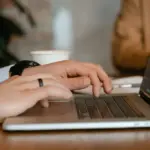 Δεκάδες χιλιάδες άνεργοι, εποχικά εργαζόμενοι και νέοι επαγγελματίες μπορούν να διεκδικήσουν άμεσα ενισχύσεις έως 14.800 ευρώ, vouchers κατάρτισης 400-1.000 ευρώ και το ειδικό εποχικό βοηθημά της ΔΥΠΑ, καθώς αυτή τη στιγμή βρίσκονται σε εξέλιξη ή αναμένονται νέοι κύκλοι αιτήσεων.