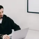 Ανοιχτό είναι το μητρώο ωφελουμένων της ΔΥΠΑ για τα δωρεάν προγράμματα κατάρτισης στην κυβερνοασφάλεια, προσφέροντας σε χιλιάδες δικαιούχους τη δυνατότητα να αποκτήσουν πιστοποιημένες δεξιότητες και εκπαιδευτικό επίδομα έως 1.000 ευρώ.